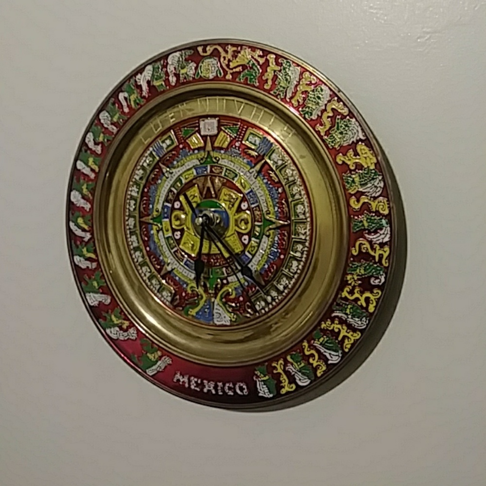 Reloj mexicano, con figura del calendario Azteca.